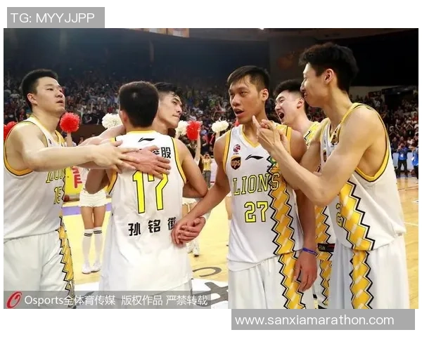 广厦与辽宁激战正酣实时比分更新带你直击比赛精彩瞬间